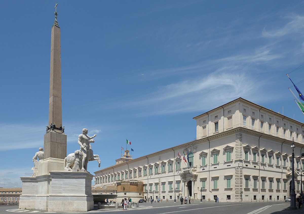 Quirinale palazzo e obelisco con dioscuri Roma