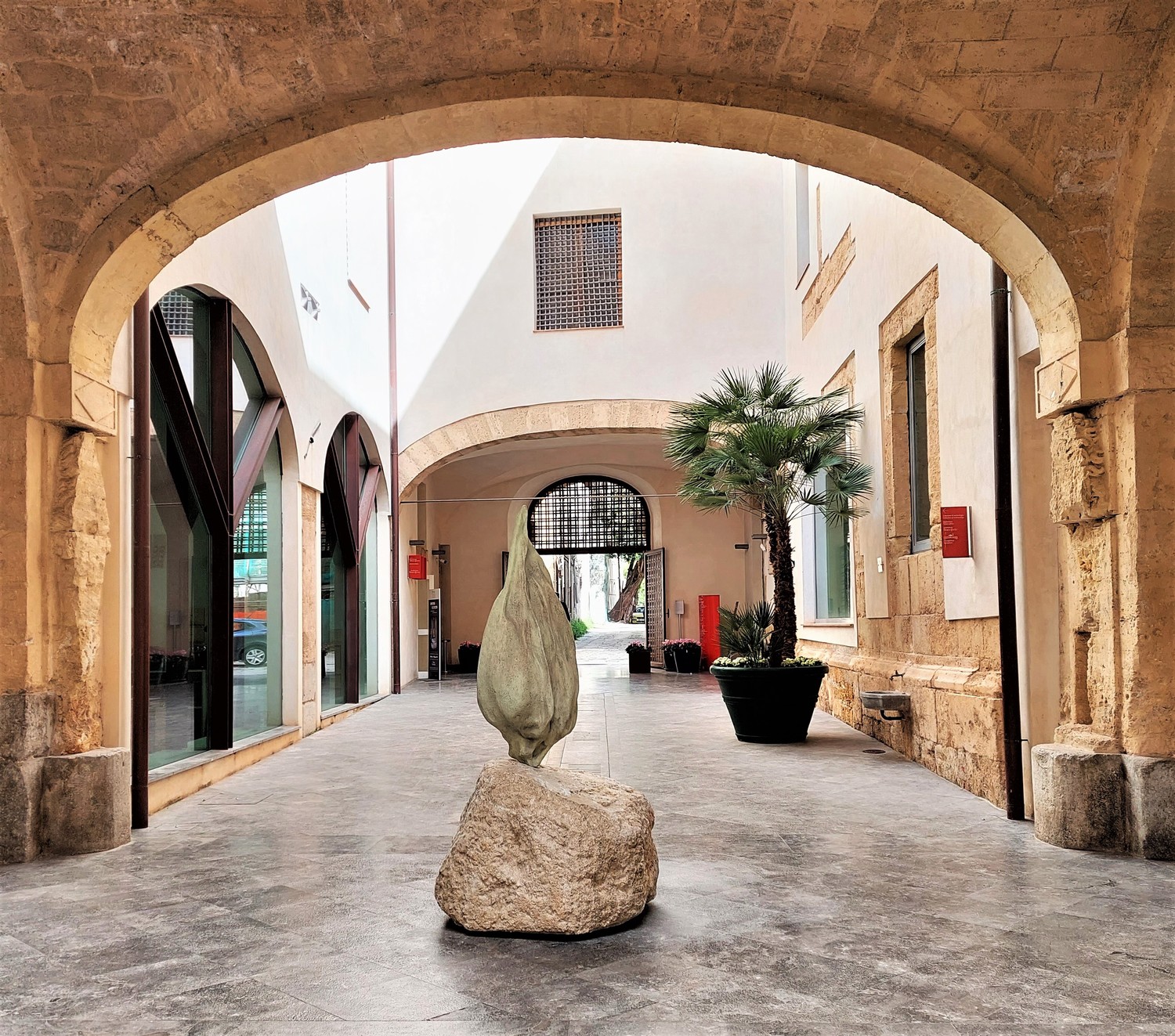 Seme dArancia su terra di Sicilia di Emilio Isgrò a Palazzo Branciforte q Ph. Antonio Gerbino