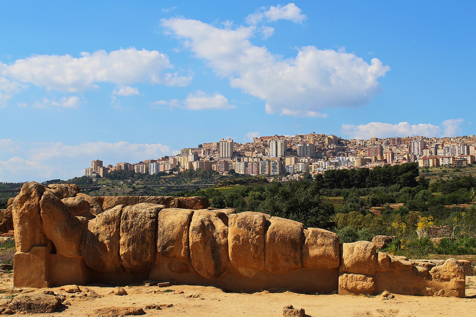 1622px Agrigento dalla Valle dei Templi