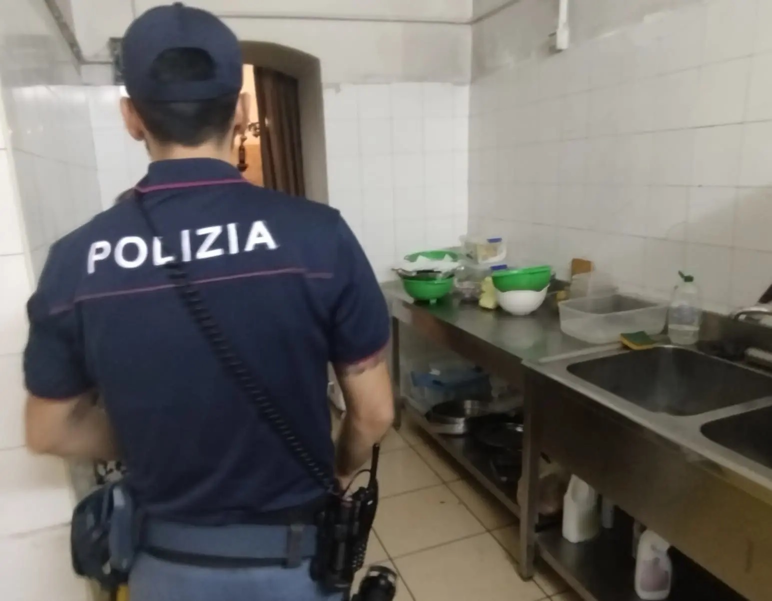 CHIUSA DALLA POLIZIA DI STATO UNA TRATTORIA ABUSIVA DI VIA PLEBISCITO E SOSPESA UNA NOTA PANINERIA DI VIALE AFRICA 3 1