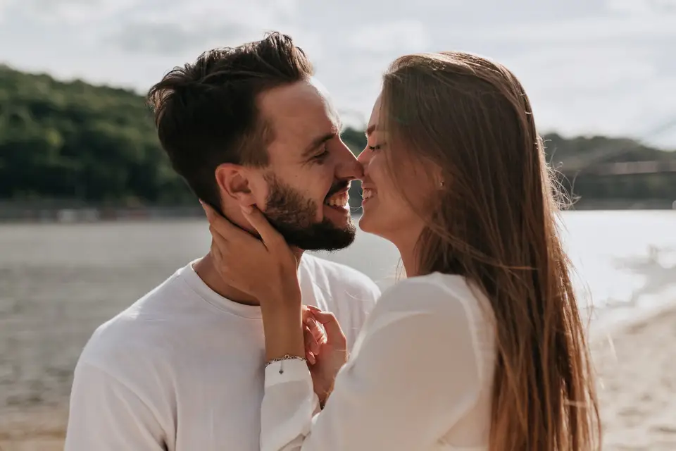 108710 coppie felici nell amore che abbracciano e baciano insieme sulla spiaggia in una calda giornata di sole