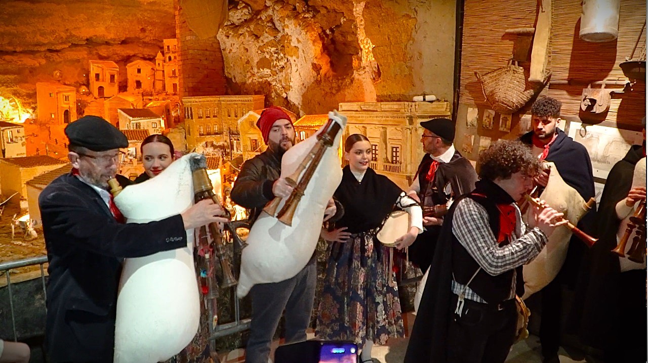 thumbnail b La sonata delle zampogne davanti al presepe