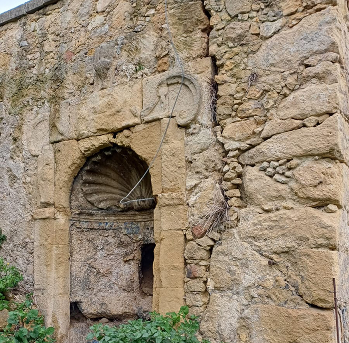 Fontana ricavata nella parete del muro lesionato