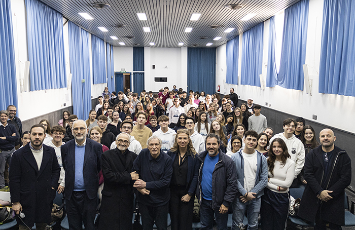 don Ciotti con i giovani del Gonzaga