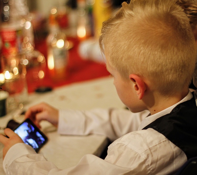 bambino con telefono