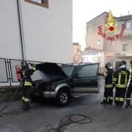 Agira (En) - Incendio di un fuoristrada,  in corso gli accertamenti