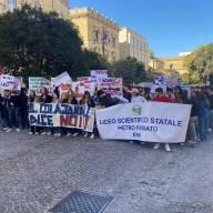 Enna – Accorpamento: in corso il corteo di protesta degli studenti